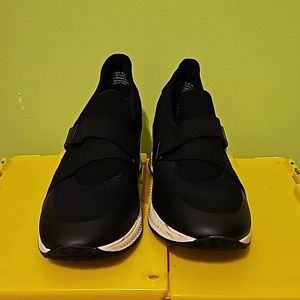 Black platform sneaker